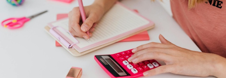 北美驯鹿数学竞赛低年级学生如何通过日常游戏培养交互题所需的数学直觉？